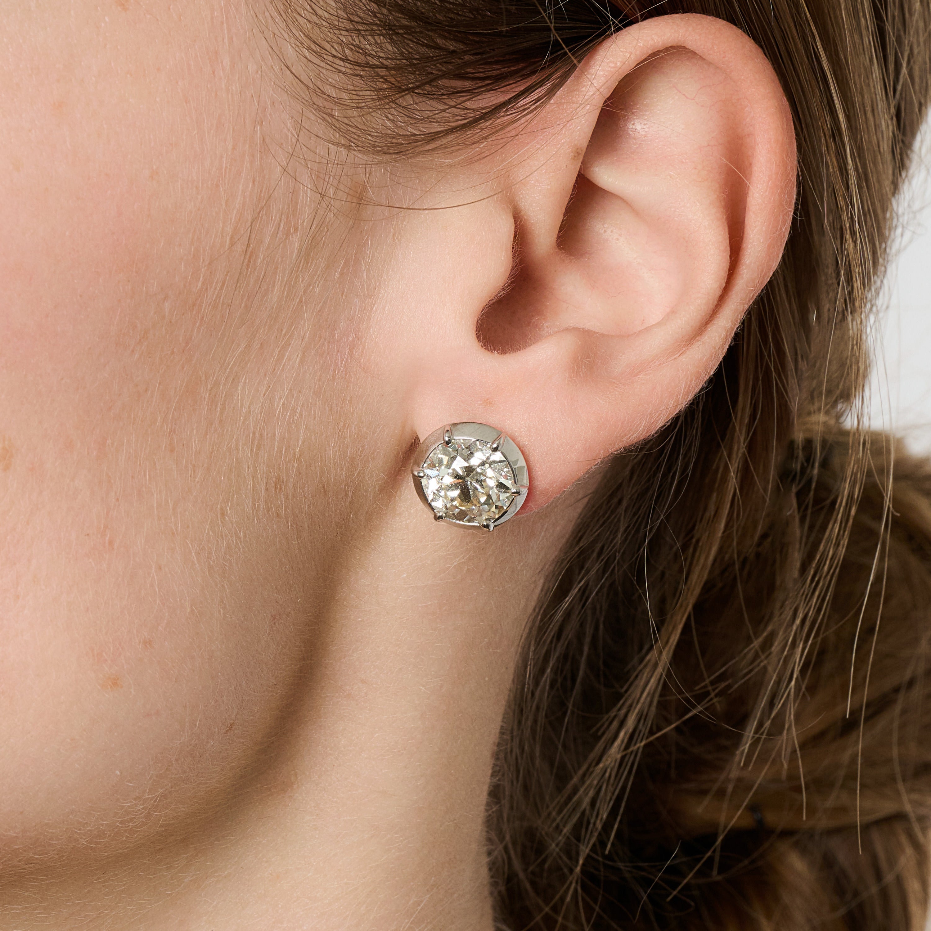 24K美術品 Pair of diamond studs Geneva Jewels: Online Auction