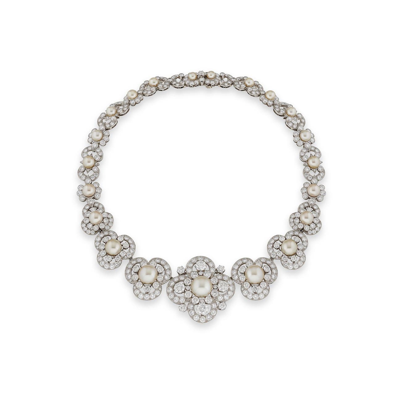 <p><strong>HENNELL</strong> <em>Cultured pearl and diamond necklace, from Queen Mary and the Duke and Duchess of Beaufort, </em>CHF120,000&ndash;180,000</p>
