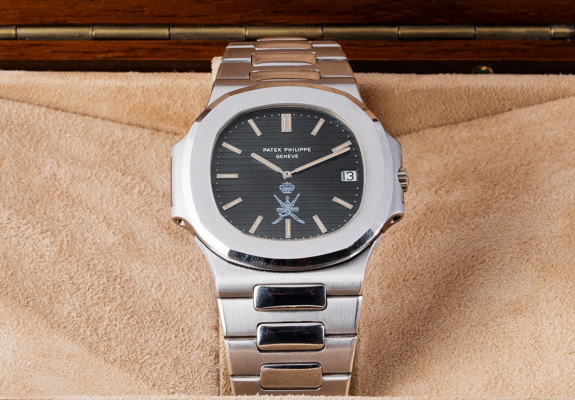 Ref. 3700/1
An exremely rare, important and attractive white gol