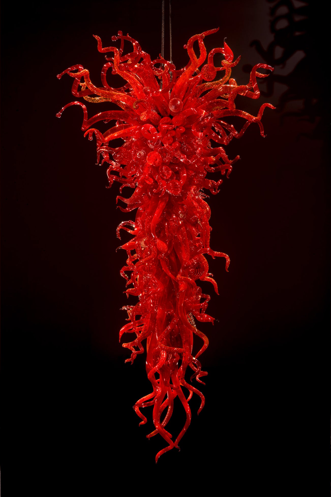 <p><strong>DALE CHIHULY </strong><em>Ruby Red Chandelier</em>, 2006 </p>
