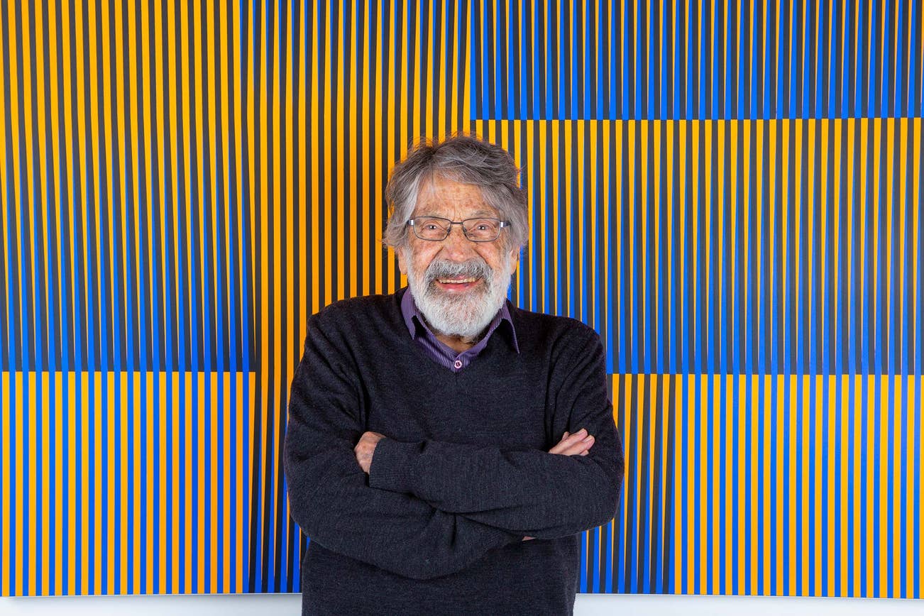 Carlos Cruz-Diez in Paris 2018, in front of Induction du rose 206, 2016&nbsp; © Photo: Lisa Preud'homme / Atelier Cruz-Diez Paris, (c) Adagp, Paris 2018