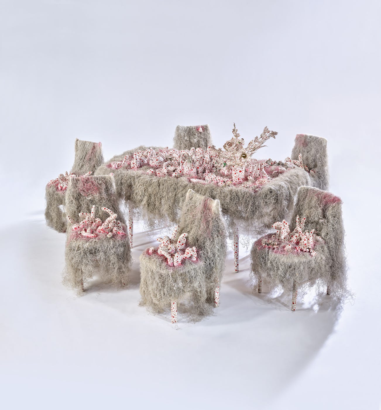 <p><strong>YAYOI&nbsp;KUSAMA</strong>&nbsp;<em>Six Guests, </em>1986</p>
