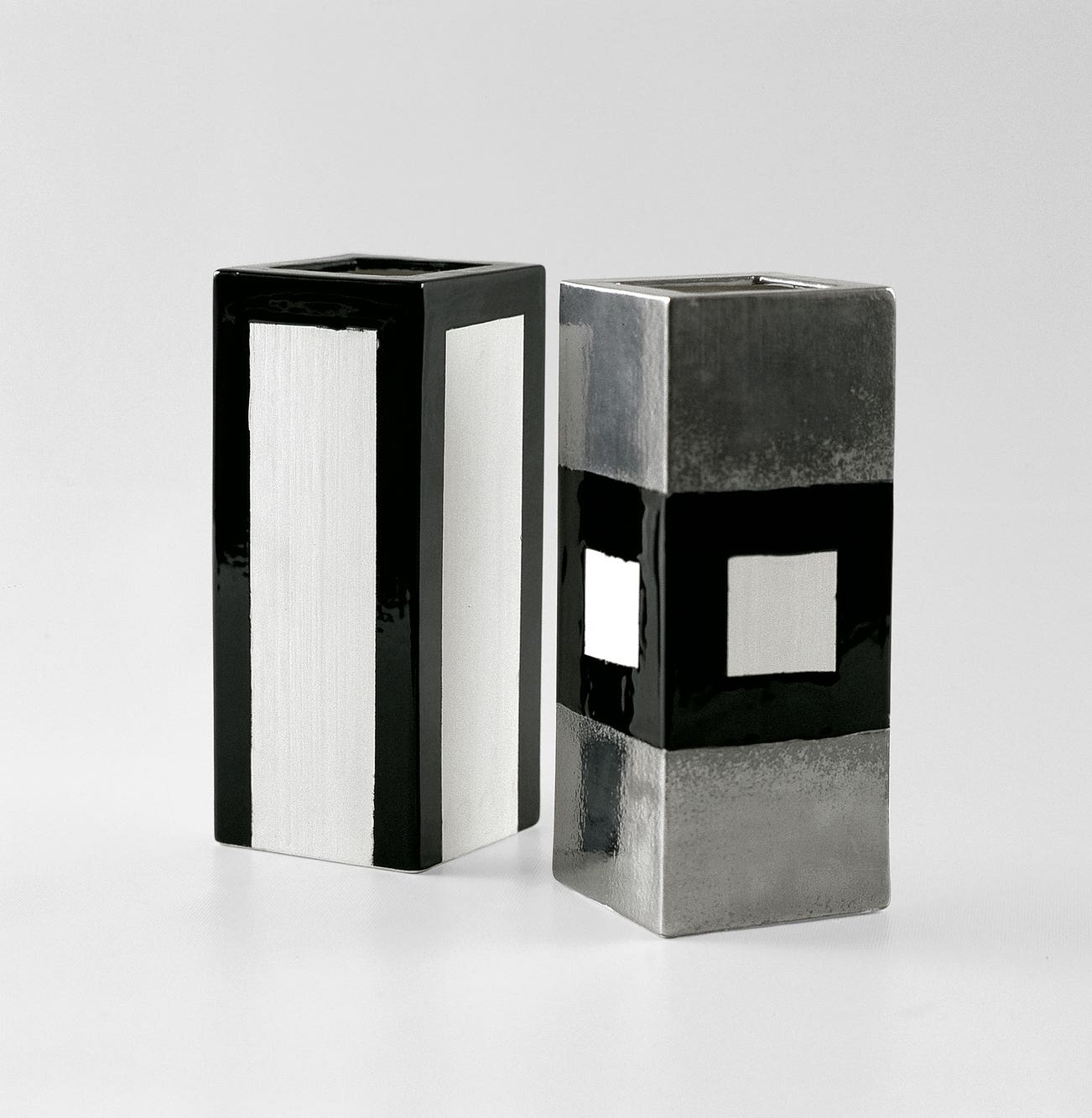 <p><strong>ETTORE SOTTSASS</strong> <em>Cast vases, biscuit, mat platinum, gloss black. Galleria Il Sestante, Milan</em>, 1962-1963</p>