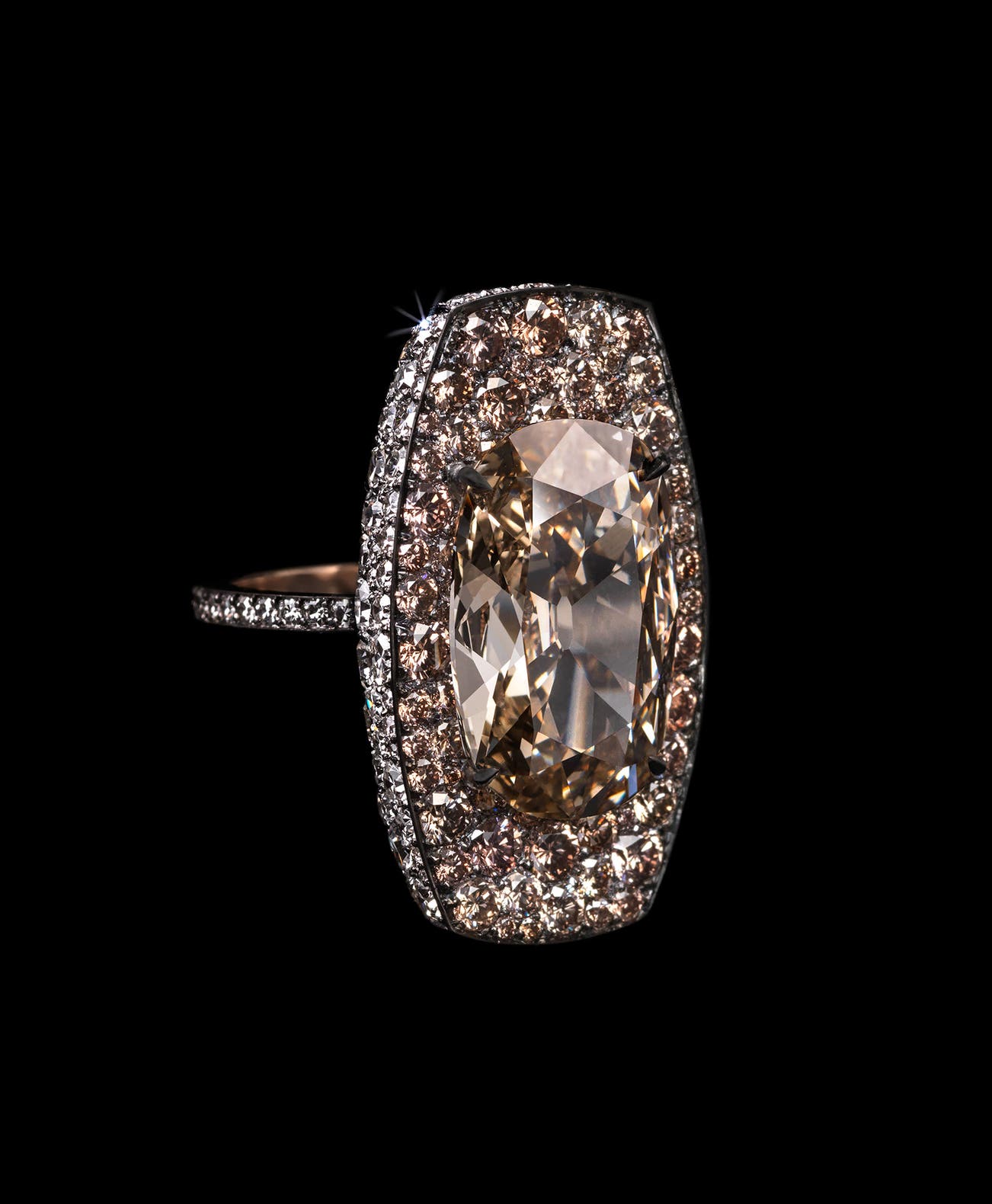 <b>SHIELD RING </b>diamonds and gold © Lauren Adriana, photographed by Richard Valencia