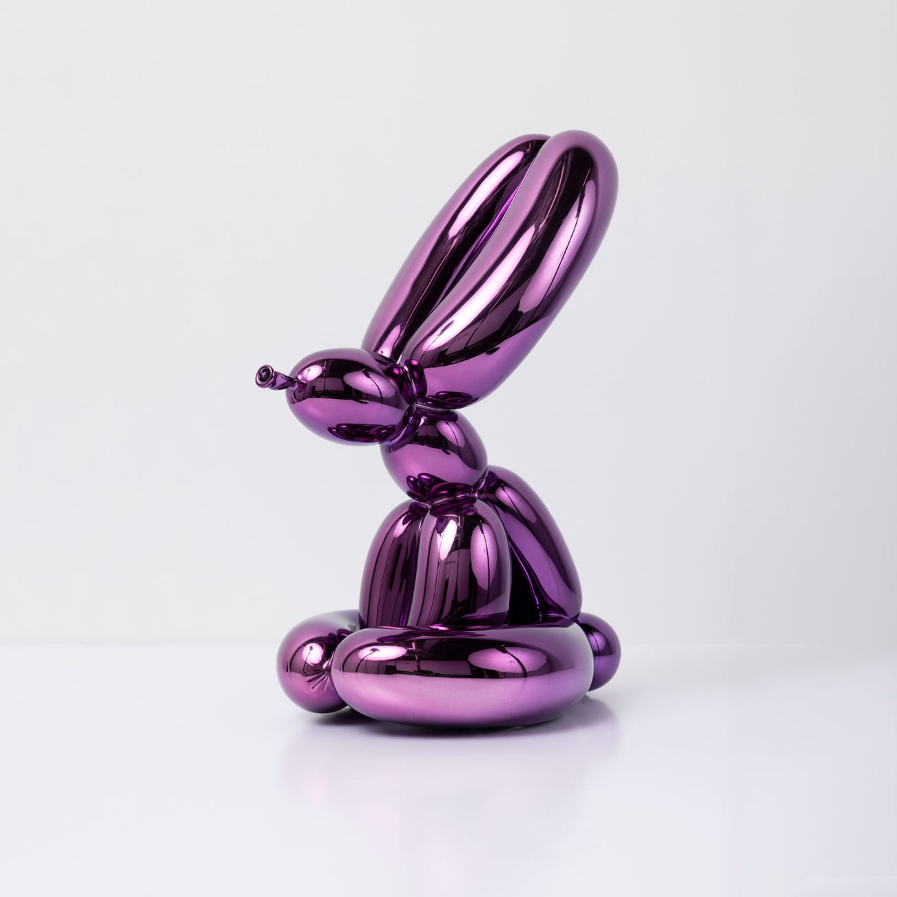 <p><strong>JEFF KOONS</strong> <em>Balloon Rabbit (Violet)</em></p>