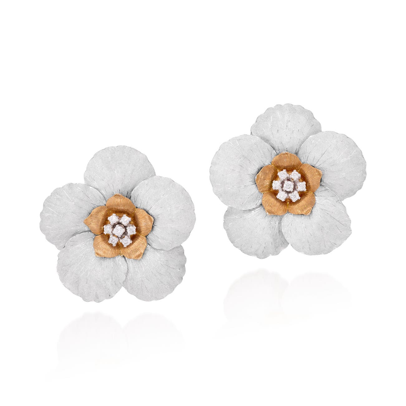 <p><strong>BUCCELLATI</strong> <em>Pair of Gold and Diamond Earrings</em>, HK$30,000 &ndash; 60,000</p>
