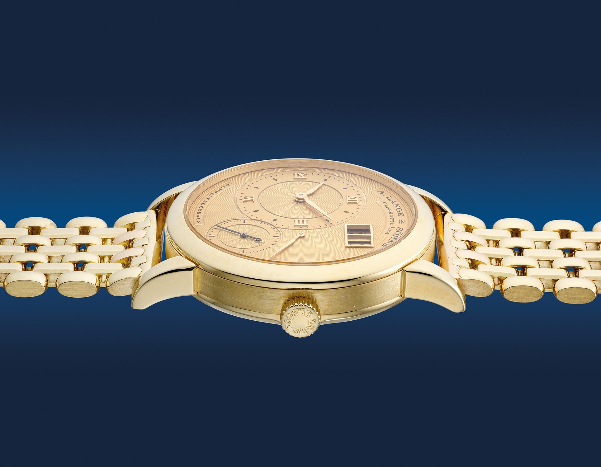 Lange 1A 112.021. Crown-side case profile and yellow-gold bracelet. · Photo: Phillips · © Phillips; permission not yet confirmed · Source: https://www.phillips.com/zh/detail/a.-lange-%26-s%C3%B6hne/169050