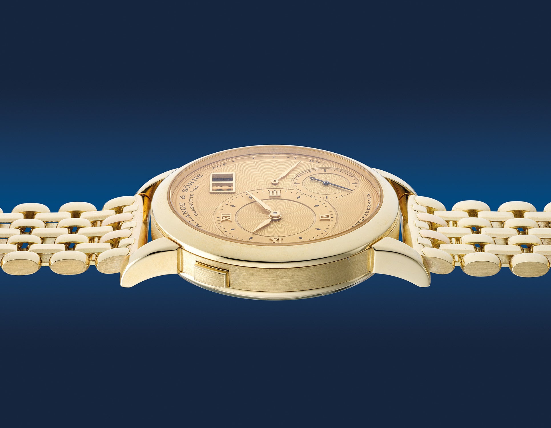 Lange 1A 112.021. Opposite case profile and yellow-gold bracelet. · Photo: Phillips · © Phillips; permission not yet confirmed · Source: https://www.phillips.com/zh/detail/a.-lange-%26-s%C3%B6hne/169050