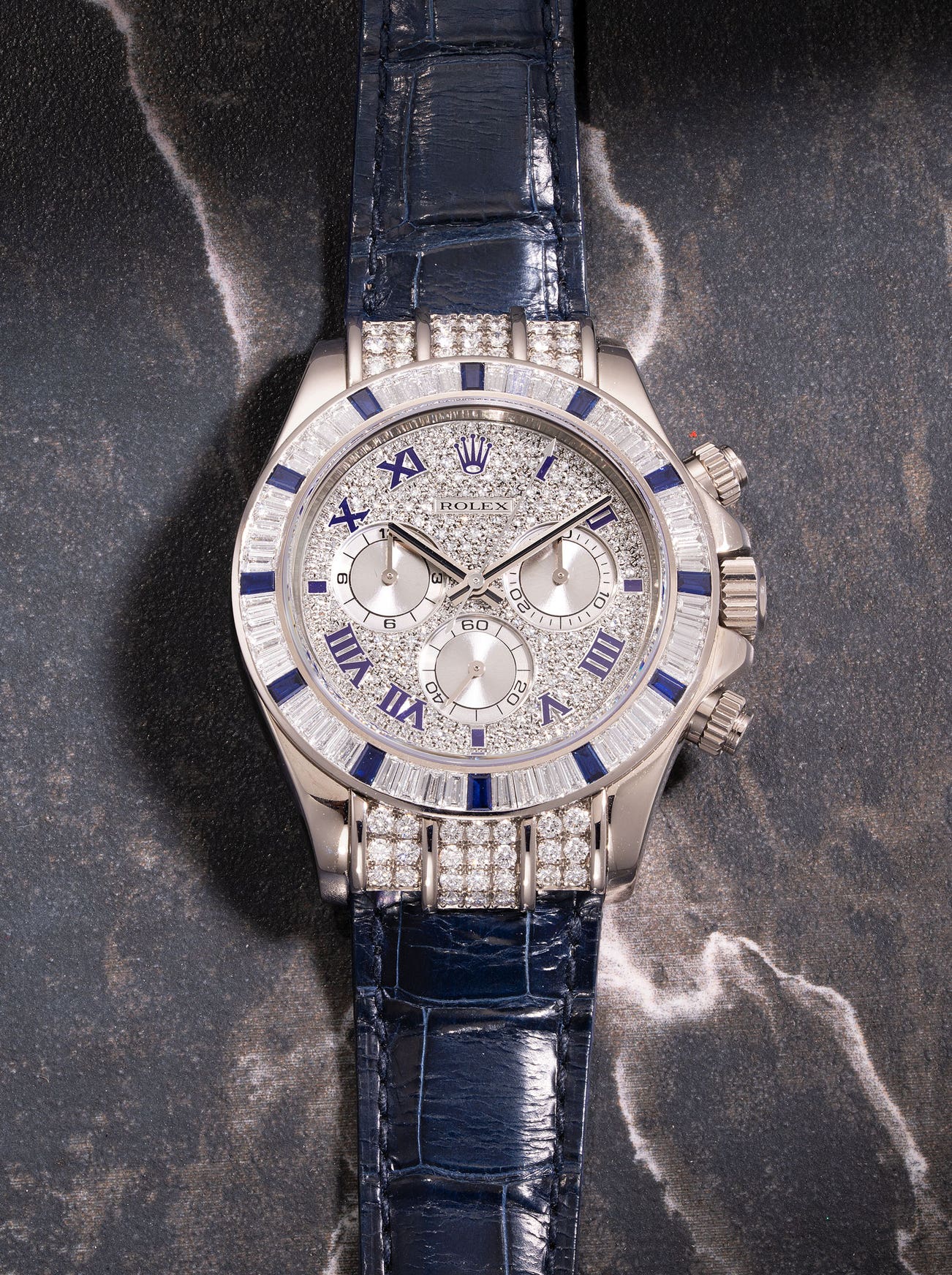 <p><strong>ROLEX</strong> <em>Cosmograph Daytona Ref. 11659912SA, in white gold</em>, HK$400,000-600,000</p>