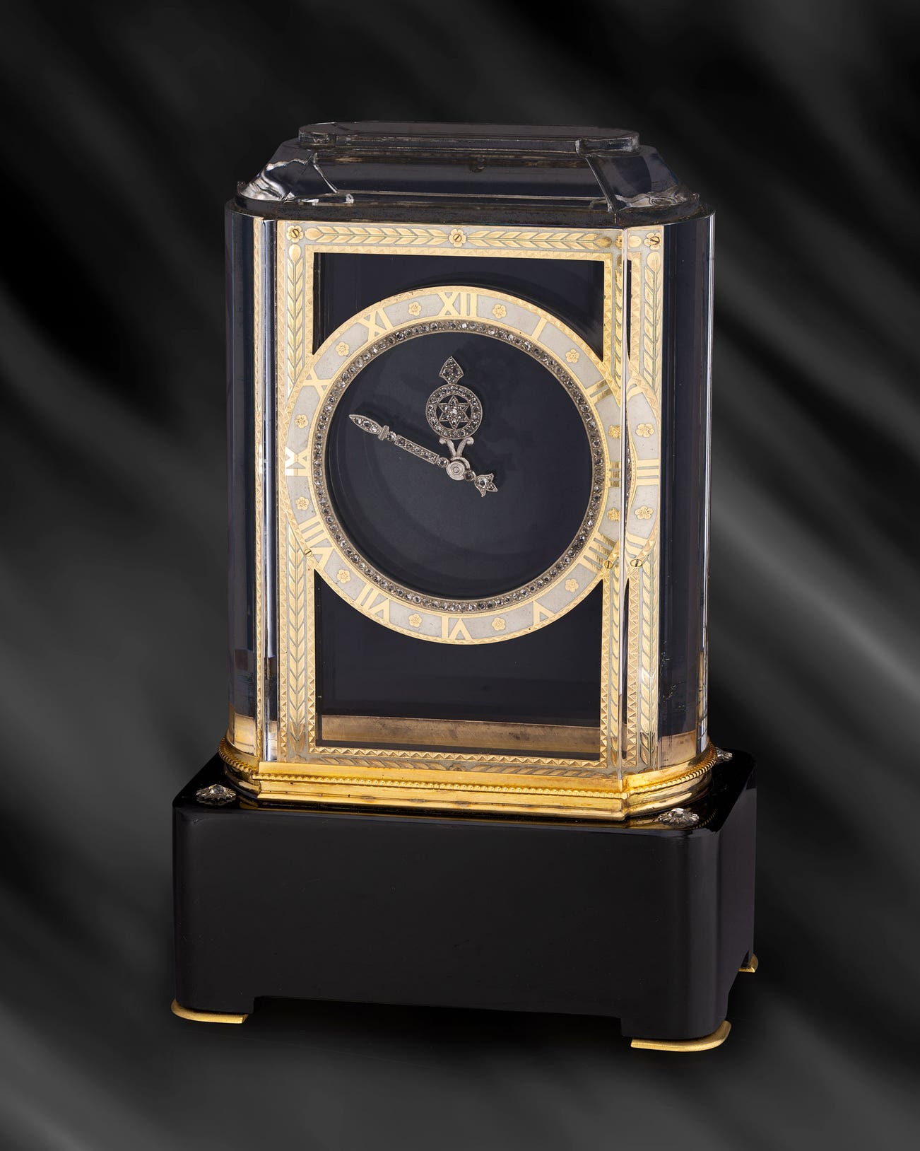 <p><strong>CARTIER</strong>&nbsp;<em>Mod&egrave;le A</em>, A unique, extremely rare and historically important Art Deco mystery clock, HK$2,400,000-4,800,000</p>
