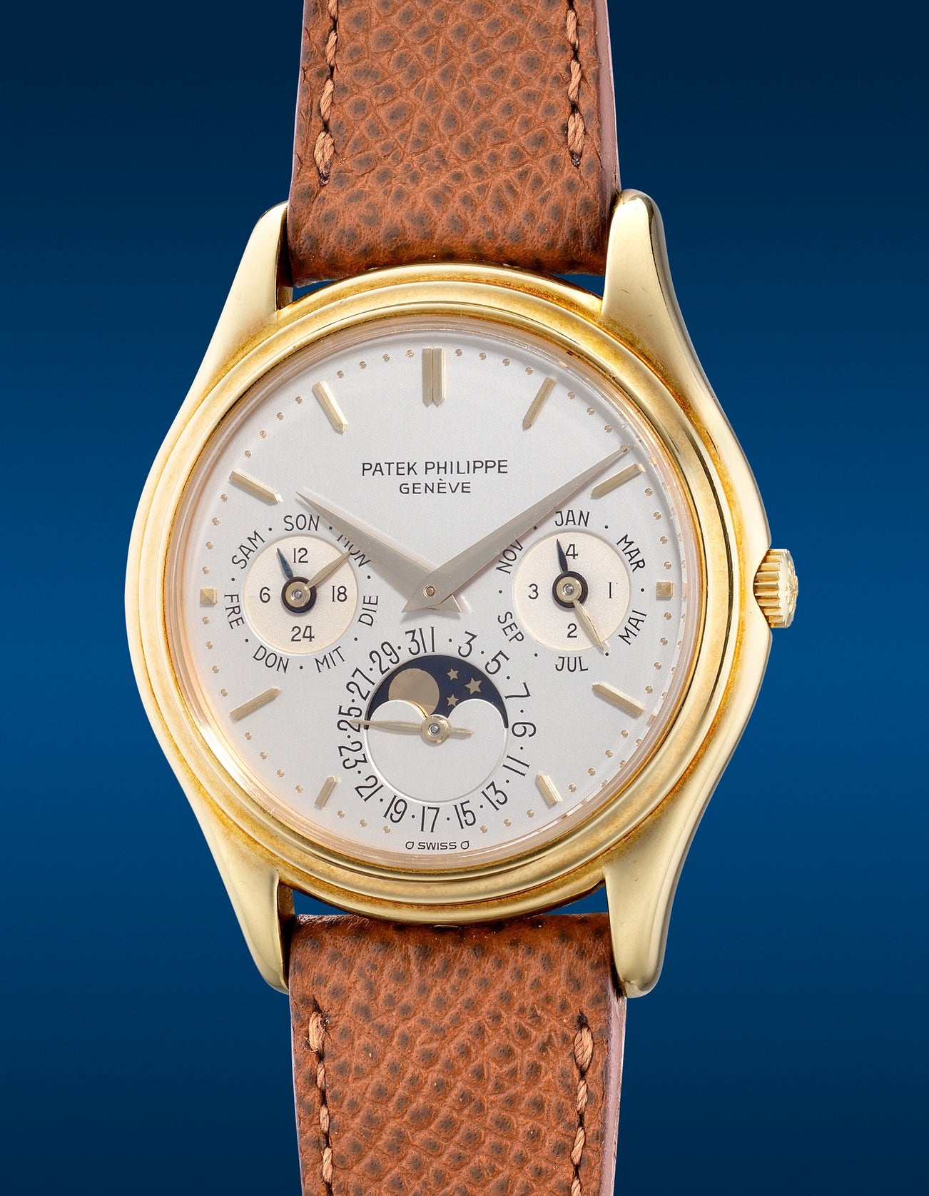 <p><strong>PATEK PHILIPPE</strong>, Ref. 3940 in yellow gold with Certificate of Origin and presentation box, circa 1987</p>
