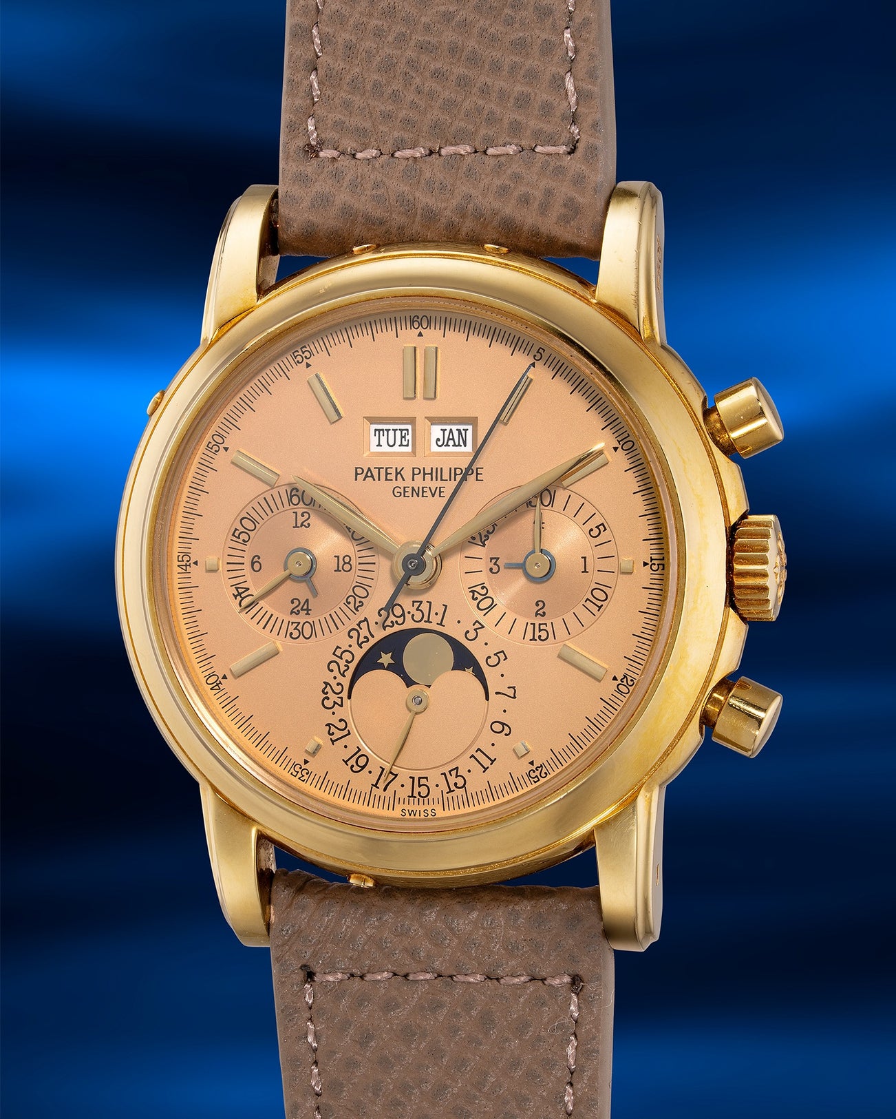 <p><strong>PATEK PHILIPPE </strong><em>3971 Second Series with doré dial, Certificate of Origin, setting pin and presentation box</em></p>