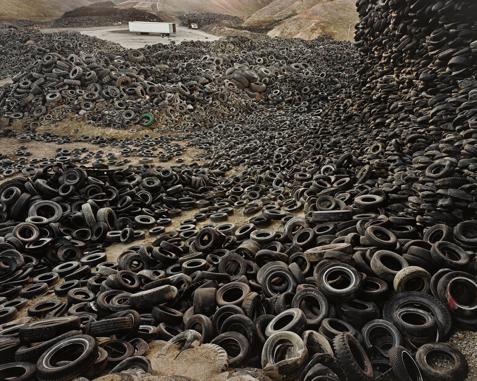 <p><strong>EDWARD BURTYNSKY</strong> <em>Oxford Tire Piles #1, Westley, California, USA,</em> 1999</p>
