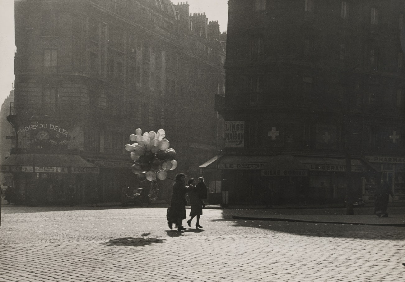 <p><strong>ROBERT FRANK</strong> <em>Paris (Balloons),</em> $20,000 &ndash; 30,000</p>
