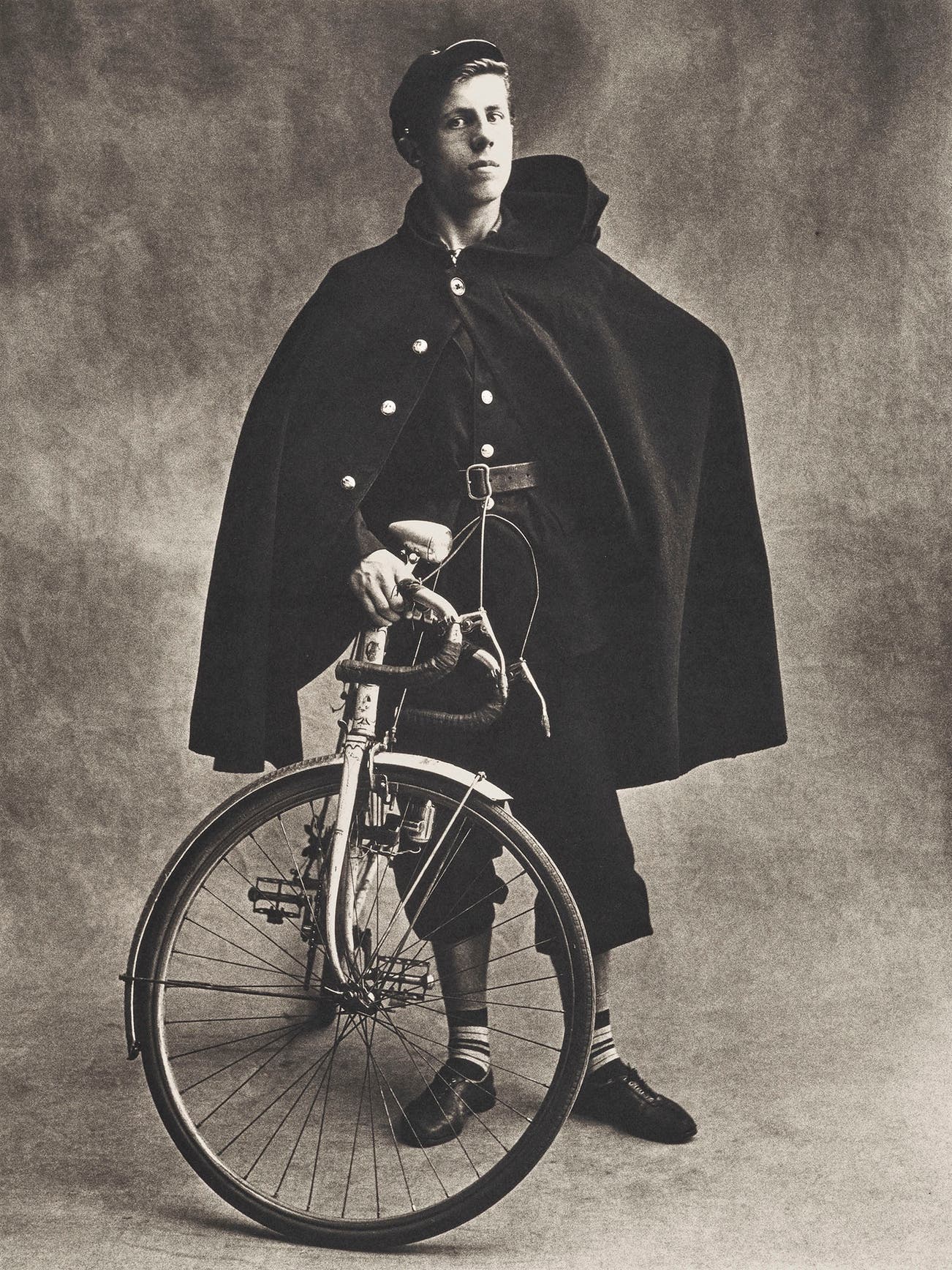 <p><strong>IRVING PENN</strong> <em>T&eacute;l&eacute;graphiste, </em>Paris, 1950</p>

