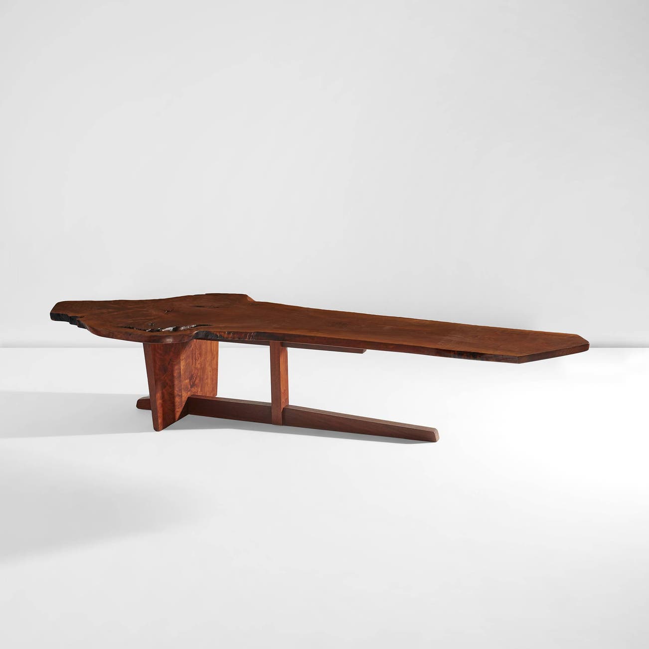 <p><strong>GEORGE NAKASHIMA</strong>&nbsp;<em>"Minguren II" coffee table</em>, 1966</p>
