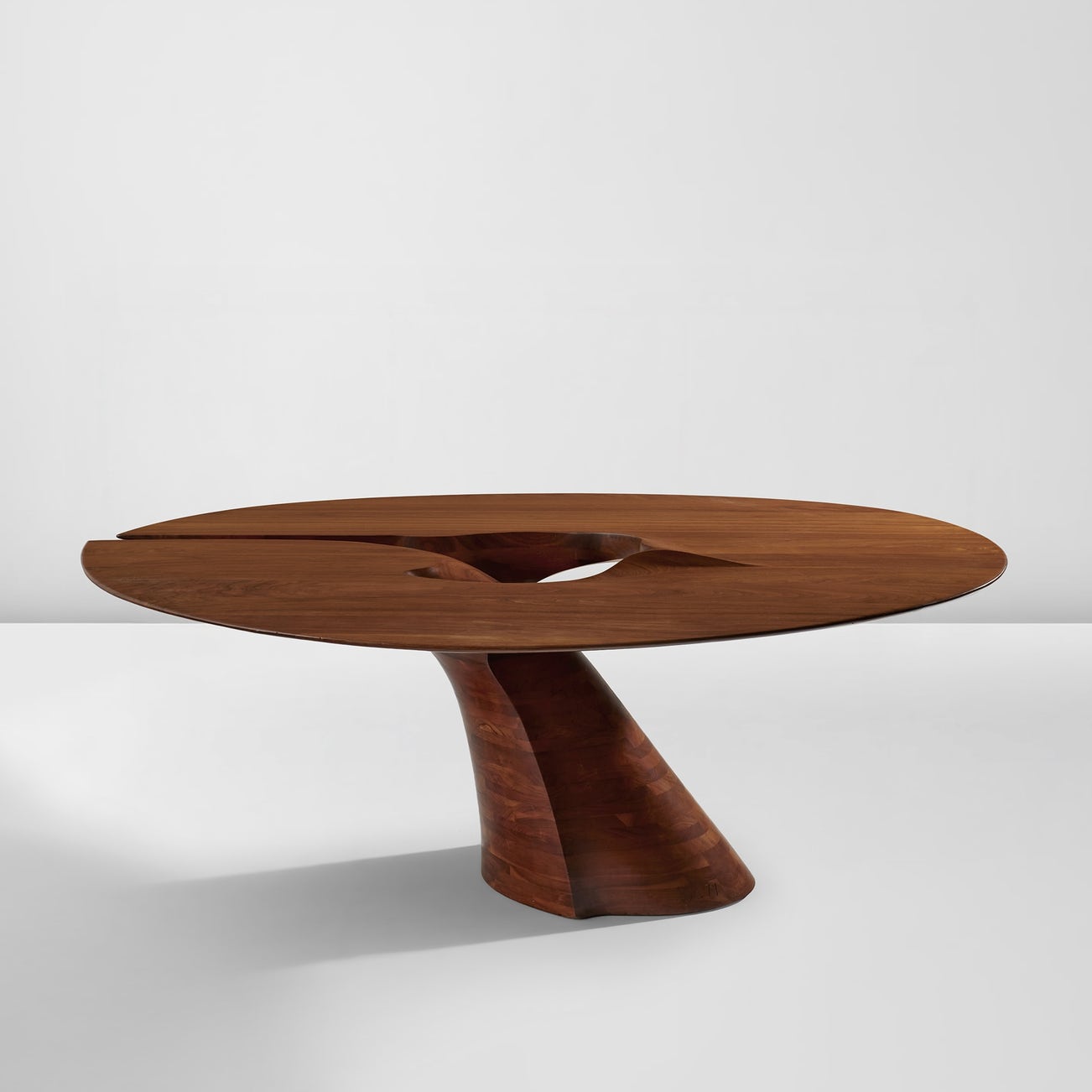 <p><strong>WENDELL CASTLE</strong>&nbsp;<em>Dining table,</em> 1971</p>

