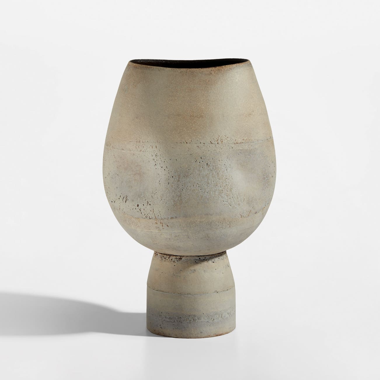 <p><strong>HANS COPER </strong><em>Footed pot with four indents,</em> circa 1975</p>
