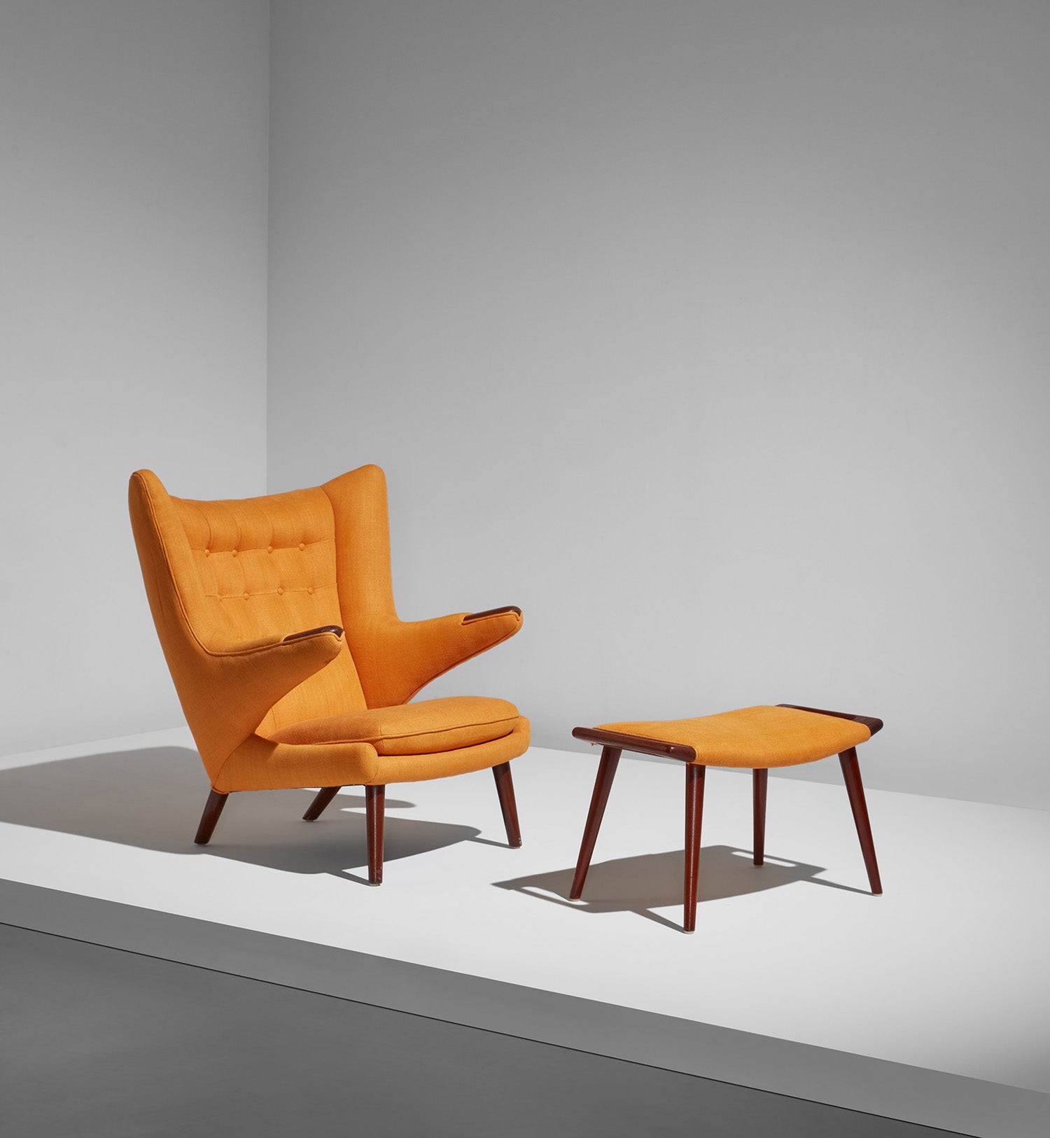 Hans J. Wegner Design: Online Auction