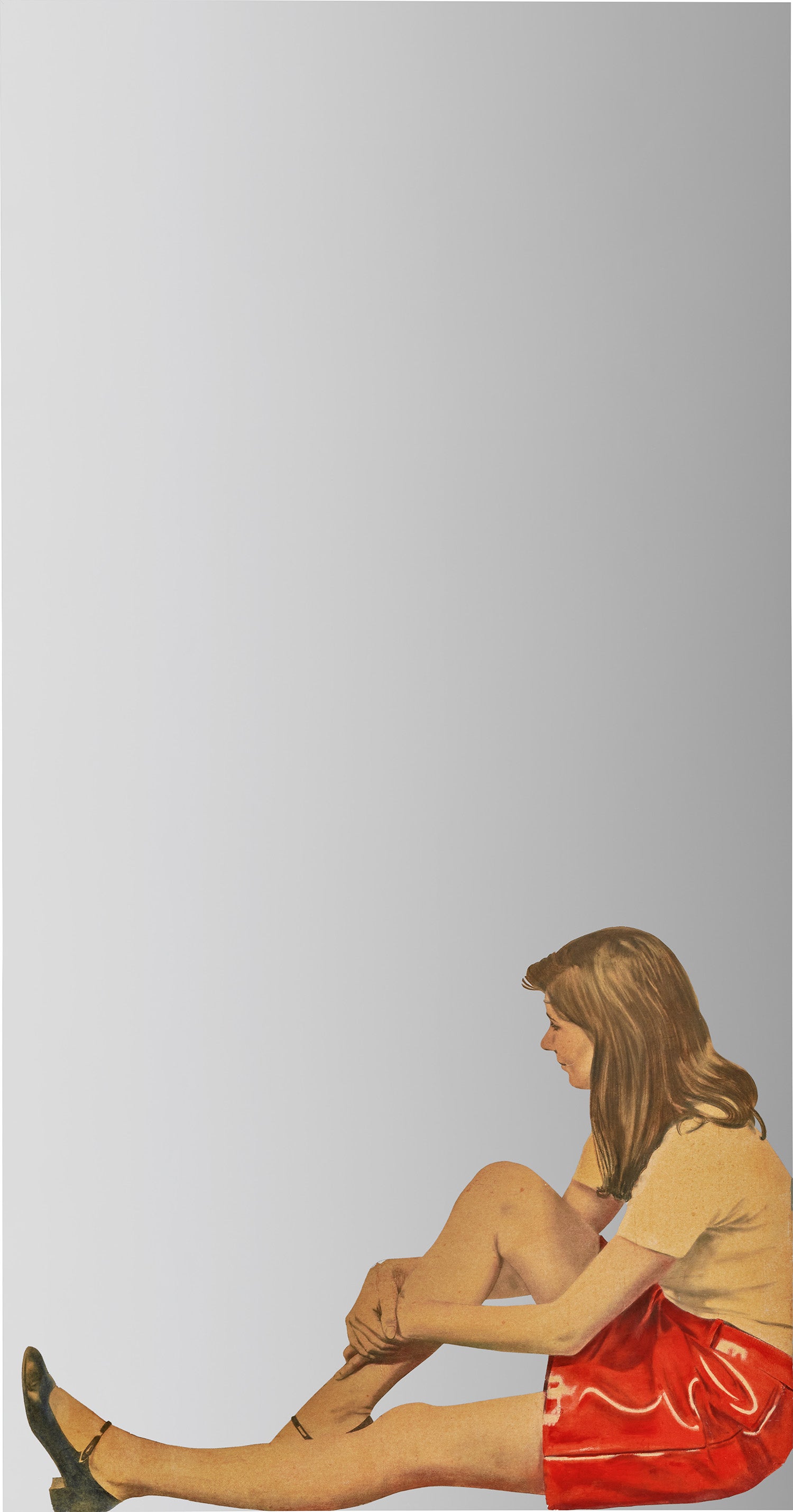 Ragazza in minigonna / Ragazza seduta per terra