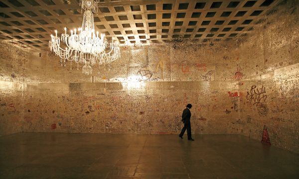 Opulent Abstraction: Stingel Sealed in Gold