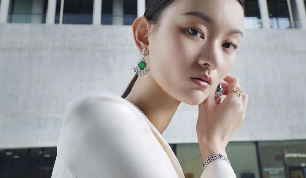 In Ages Past Unveiled: a Hundred Years of Iconic Jewelry