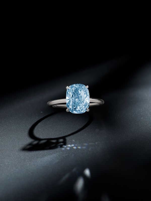Magnificent Fancy Vivid Blue diamond ring, 3.24 carats, Internally Flawless, Type IIb