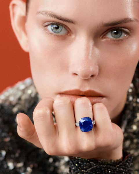 Very fine sapphire and diamond ring. Cushion-shaped sapphire weighing 16.40 carats, Kashmir origin, no indications of heating. Estimate: CHF1,850,000–2,900,000 / US$2,200,000–3,500,000.