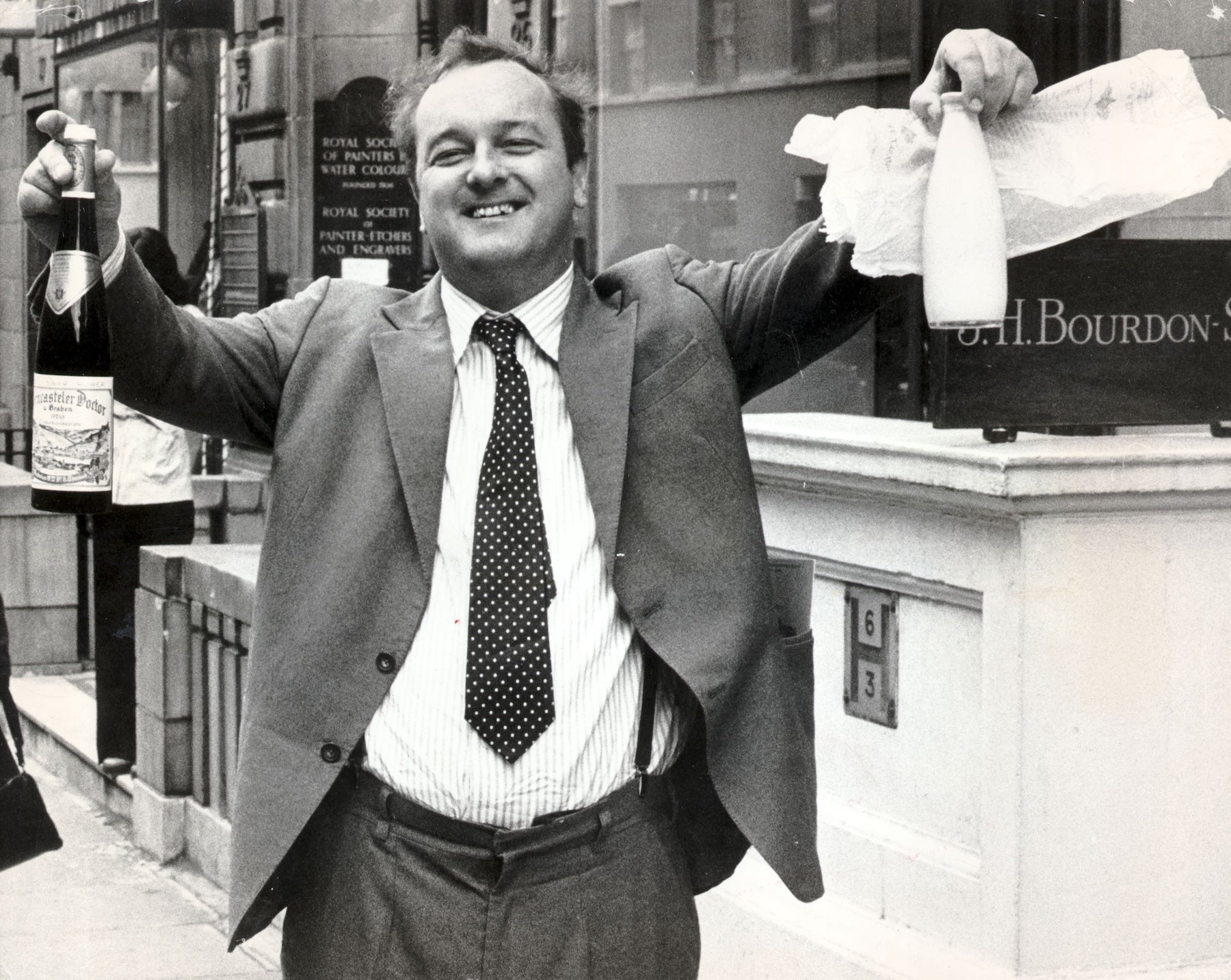 Peter Langan, co-owner of Odin’s and co-founder of Langan’s Brasserie, 1975. Image: Bill Cross/Daily Mail/Shutterstock