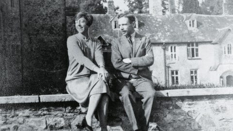 Dorothy and Leonard Elmhirst on Courtyard Wall, Dartington Hall, DHTA/TPH/11/B. Image: © Dartington Hall Trust Archive