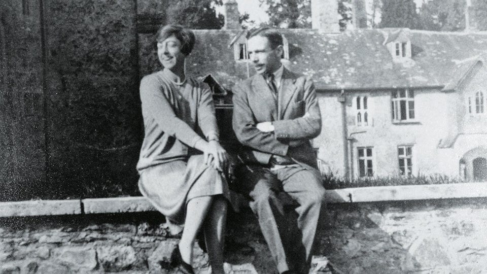 Dorothy and Leonard Elmhirst on Courtyard Wall, Dartington Hall, DHTA/TPH/11/B. Image: © Dartington Hall Trust Archive